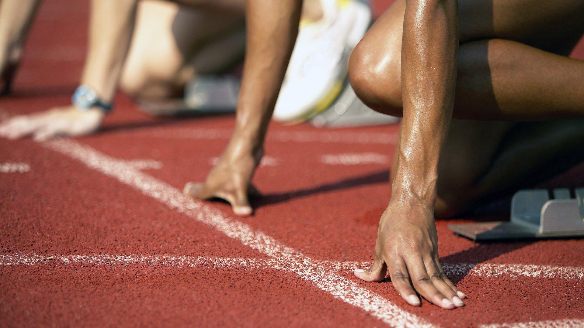 弗里克续约悬疑引巴萨内部暗涌，梅西离队旧事重提再掀波澜